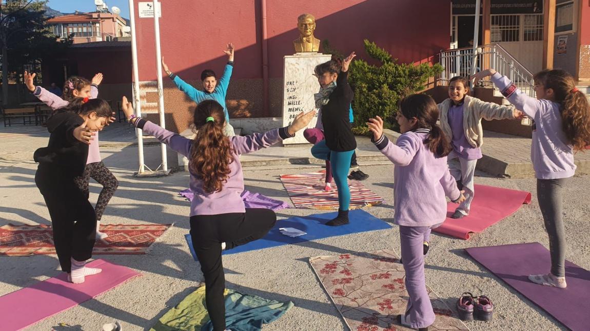 Esenbulak İlkokulu 4/B Sınıfı İle Yoga Etkinliği 